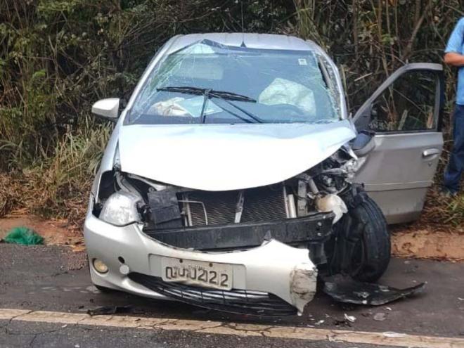 Com o impacto, o Toyota Etios foi parar fora da pista, com danos generalizados 