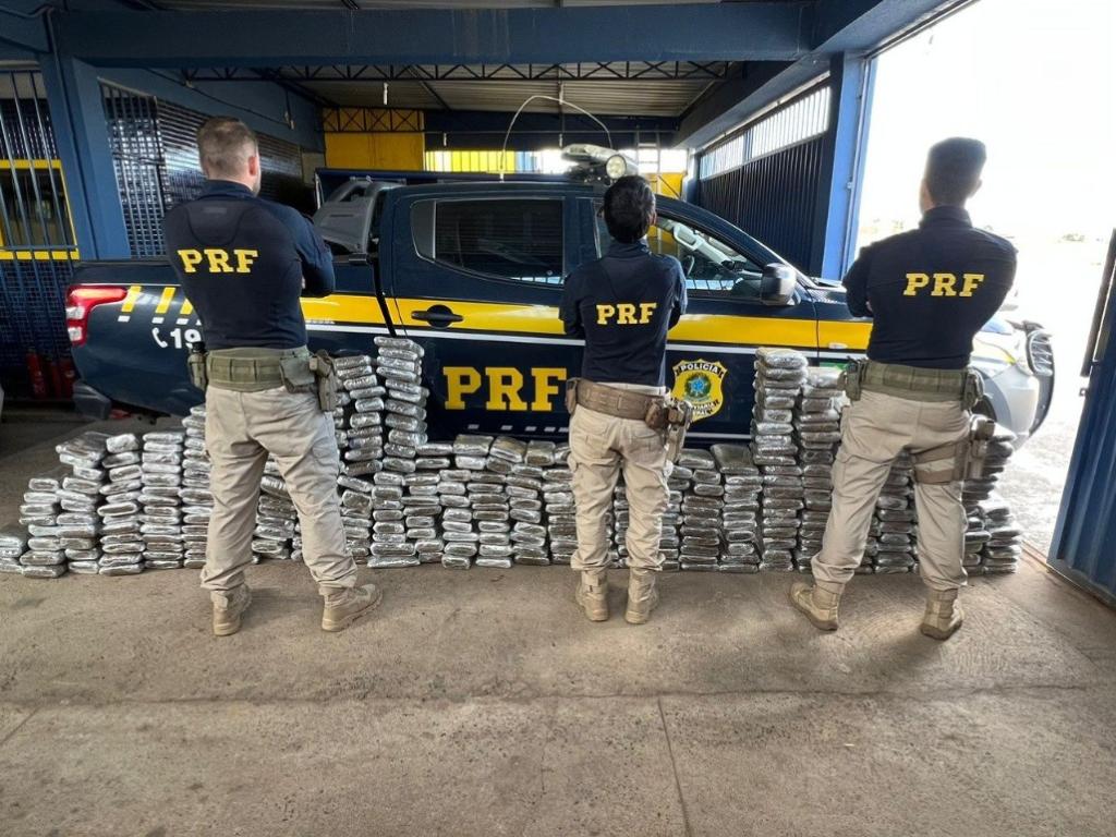Policiais rodoviários viram caminhoneiro fazer ultrapassagens proibidas, foram abordar o condutor e encontraram carga de maconha avaliada em mais de R$ 750 mil
