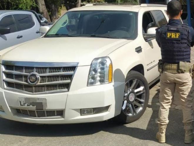 Além da arma ilegal também o veículo estava com diversas irregularidades e foi apreendido  