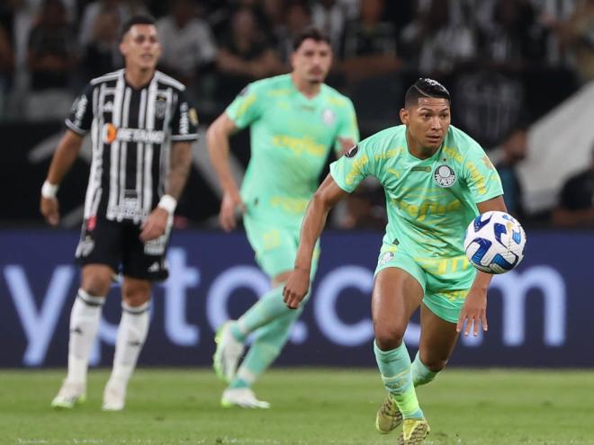 Rony, artilheiro e perigo constante para os zagueiros adversários, comanda o ataque do Palmeiras