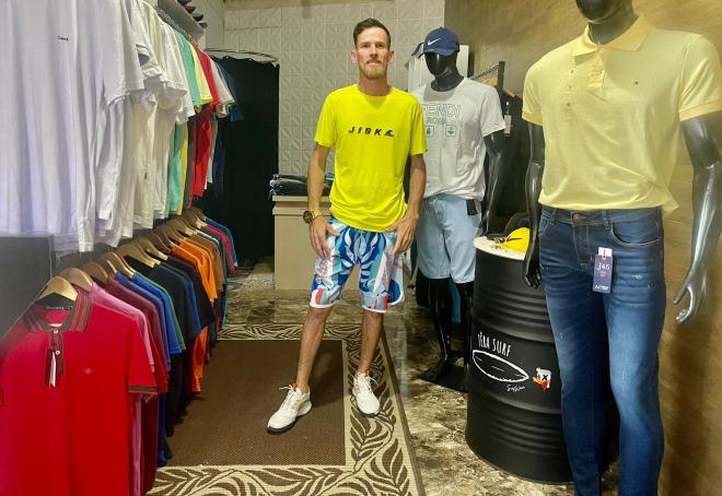 Roberto Martins Ferreira, da Têra Surf Wear, está confiante com o número de vendas deste sábado 