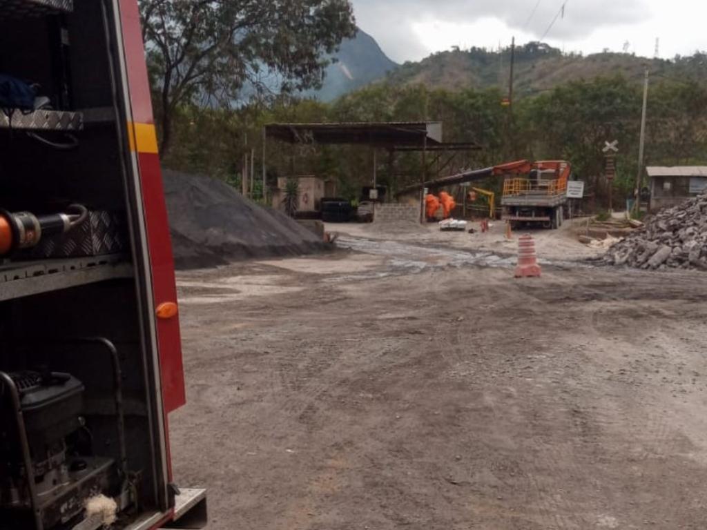 Mil litros de produto químico estão contidos em área industrial em Timóteo e equipes atuam na neutralização do ácido