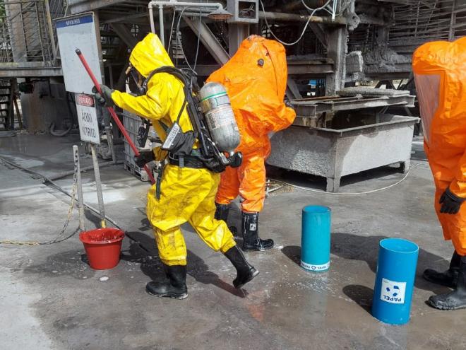 Equipes atuam na neutralização do material químico desde o começo da manhã desta quarta-feira 