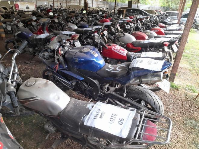 Entre os lotes estão dezenas de motocicletas apreendidas na região 