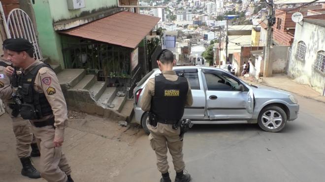 Equipe da PM encontrou o Celta roubado do padeiro em Ipatinga trafegando em Caratinga, quando os ocupantes abandonaram o carro e fugiram a pé pela rua Maria Teixeira de Siqueira, no bairro Santa Cruz