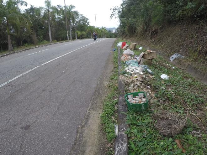 Entulhos descartados de forma incorreta na avenida Usiminas entre os bairros Bela Vista e Bom Retiro em Ipatinga