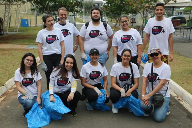 No Dia Mundial da Limpeza, os participantes do movimento recolhem lixo pelas ruas das cidades de forma voluntária 