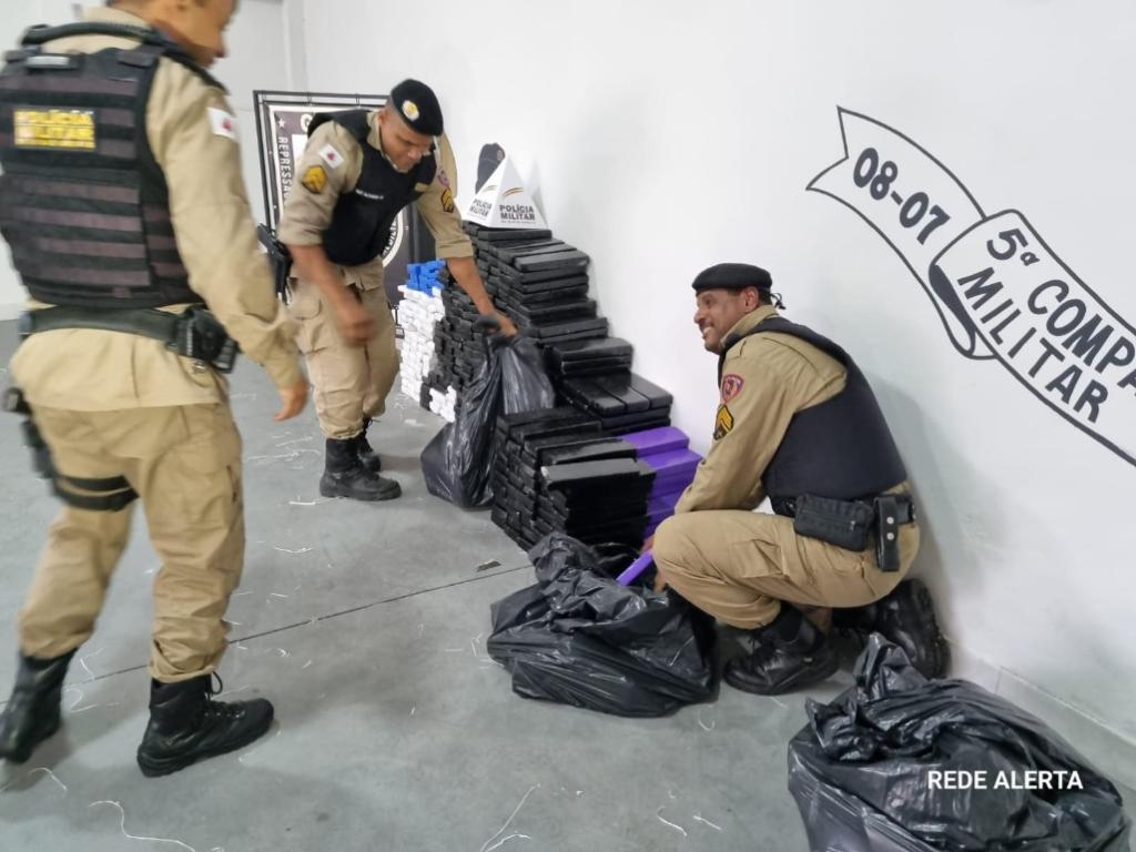 Polícia de Ipatinga recebeu denúncia e acionou o cerco policial na região, com abordagem a veículo que transportava a droga em Periquito