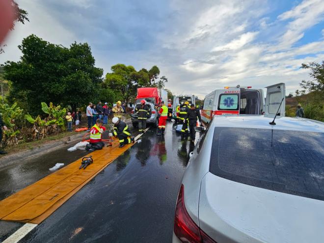 As vítimas foram socorridas pelo Corpo de Bombeiros, SAMU e pela concessionária EcoRioMinas 