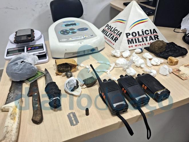 Os objetos ilícitos apreendidos na casa do suspeito que foi preso na noite de segunda-feira