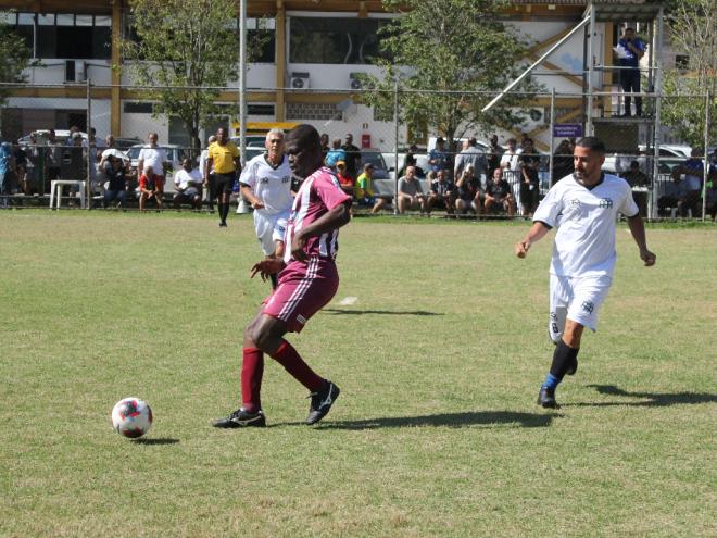 Ex-jogador profissional do Atlético, Luciano Supri (E) desequilibrou o confronto para a equipe do União