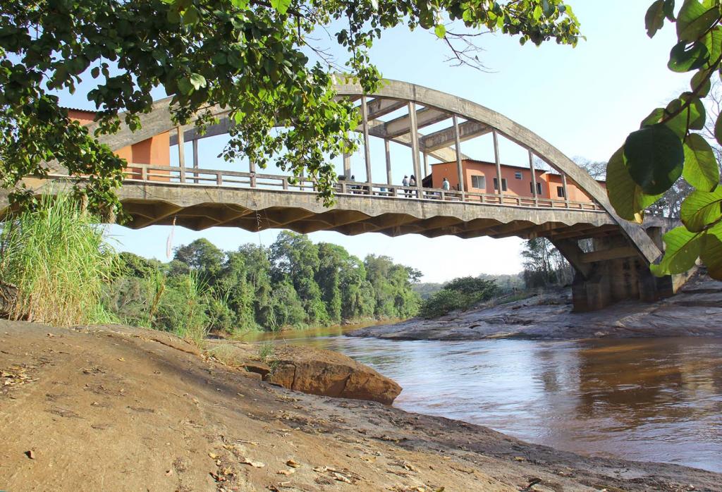 Laboratórios estão localizados sobre o tabuleiro da ponte perdida, sobre o rio Doce, em Revés do Belém