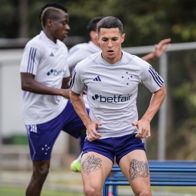 Liberado do departamento médico, meia Mateus Vital deve voltar ao time hoje