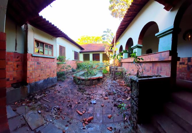 Propriedade possui vários ambientes e detalhes que revelam sofisticação da época em que foi construída