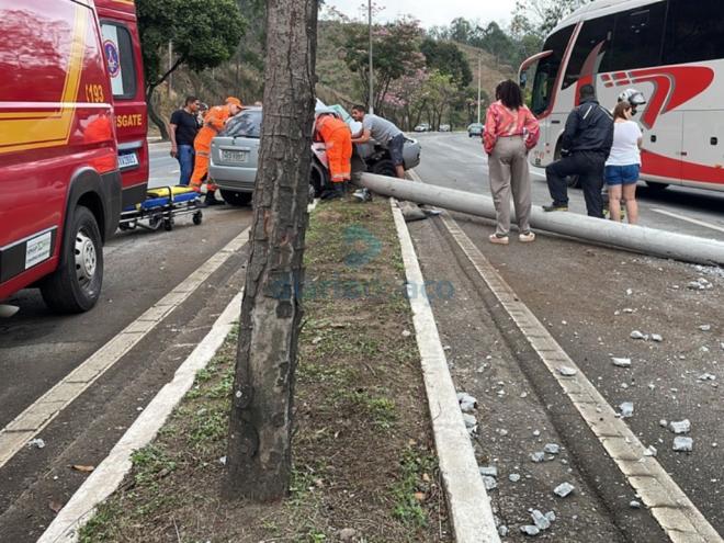 O carro atinigu um poste no canteiro central da avenida, no Morro da Usipa