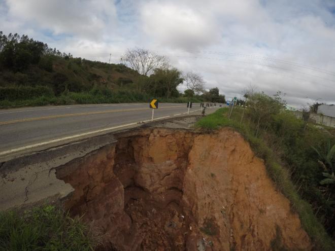A reportagem do DA esteve no local e confirmou que a erosão já atingiu a base da pista de rolamento