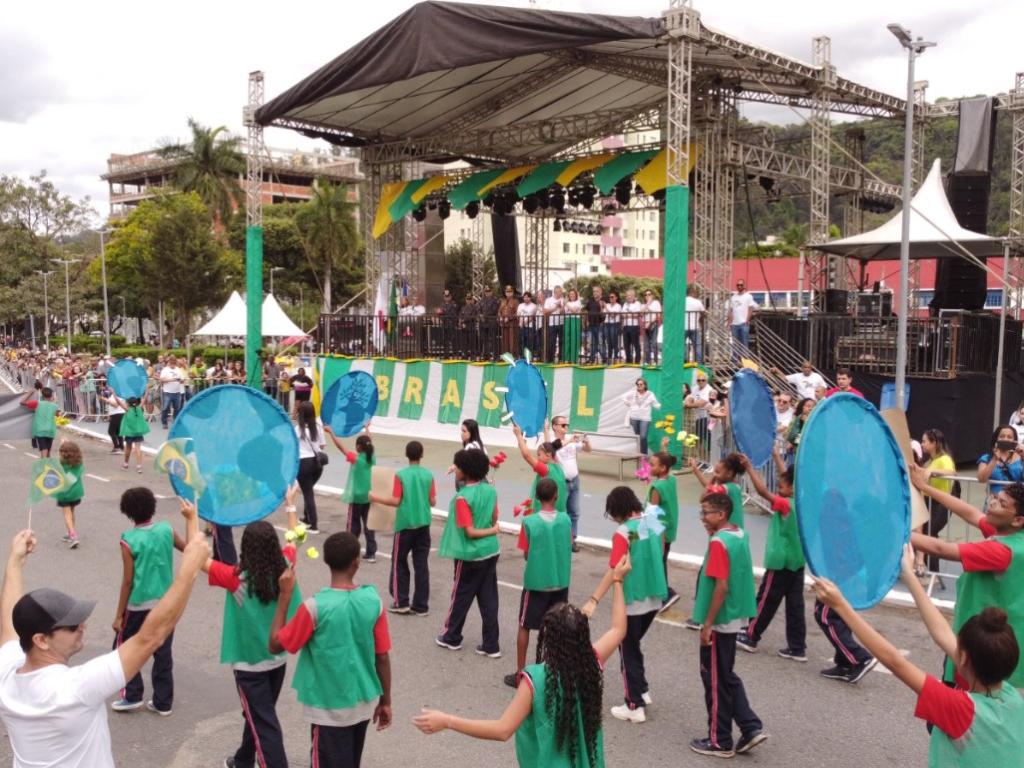 Polícia Militar, Corpo de Bombeiros, Adevita/ Creia e Assistência Social também marcaram presença no evento realizado na Praça 1º de Maio