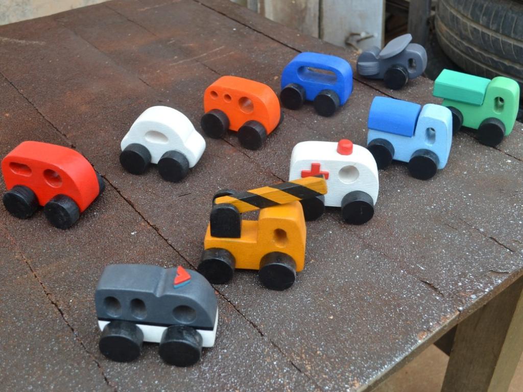 Todos os itens fabricados são destinados à doação e confeccionados em madeira, linhas de crochê e tecidos