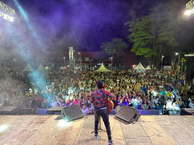 Primeira noite de festival contou com a apresentação contou com a apresentação do cantor e compositor Delino Marçal