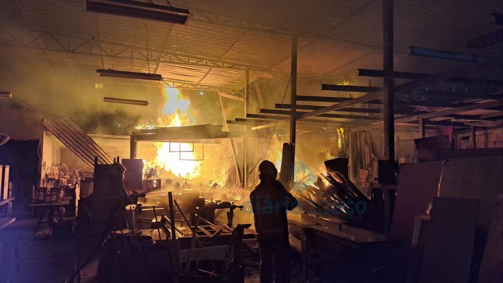 A origem do incêndio ainda é investigada e não houve vítimas, apenas danos materiais 