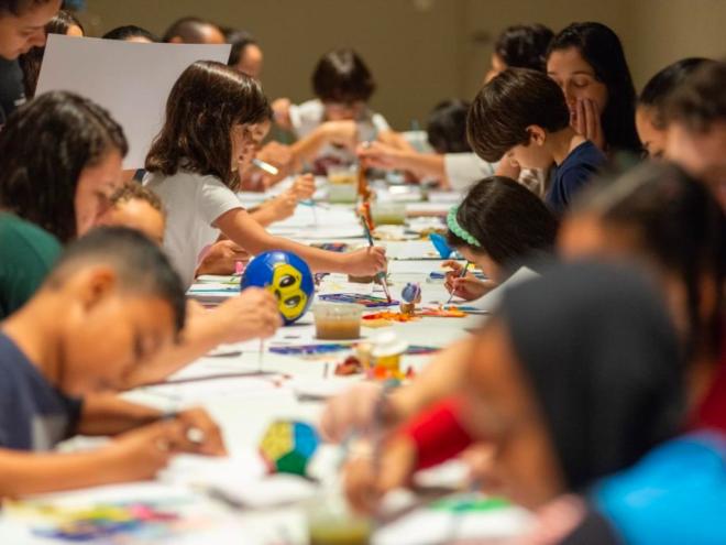 Participantes brincam por meio de jogos e ativações lúdicas