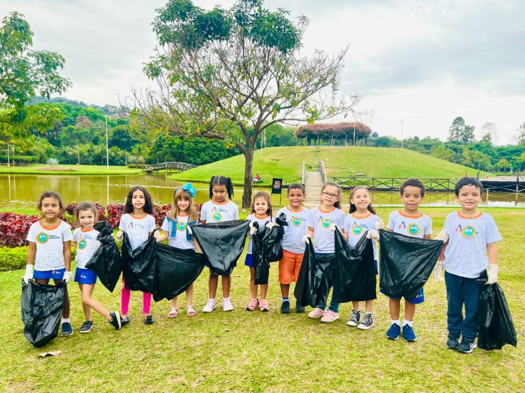 Crianças do 2º período matutino no Colégio Criar e Aprender desenvolvem o projeto ''Vamos recolher!''