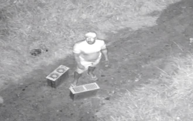 No chão estão gavetas modulares do transmissor da Galáxia