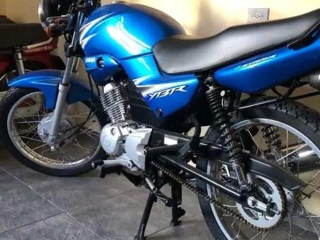 Os marginais levaram do trabalhador uma motocicleta Yamaha YBR azul 2005 semelhante a essa 