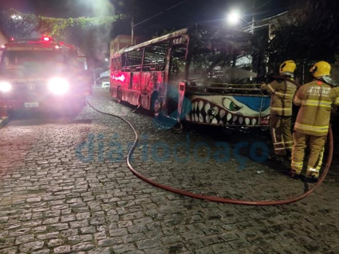 Os bombeiros realizaram os trabalhos finais no combate as chamas que destruíram o trenzinho