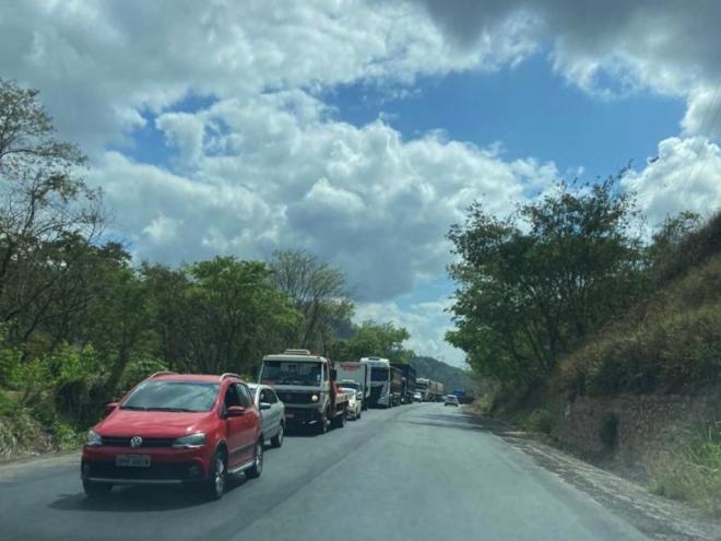 Quem for trafegar entre o Vale do Aço e Belo Horizonte deve programar tempo maior para a viagem, em função da retenção para obras na rodovia em Jaguaraçu