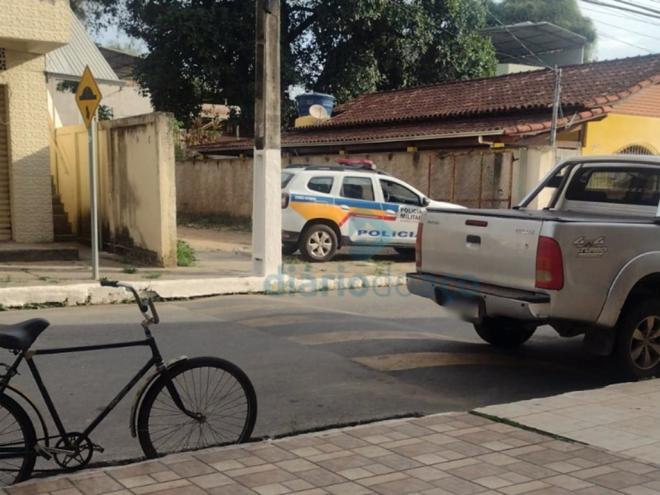 Uma viatura da PM marca o local onde aconteceu o atentado a tiros na área central de Belo Oriente