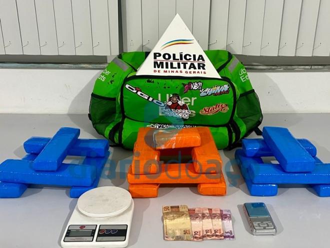 As 17 barras de maconha se encontravam em uma mochila térmica usada para entrega de lanches