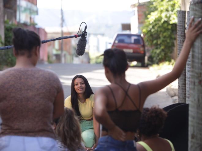Pessoas comuns das cidades participam da produção