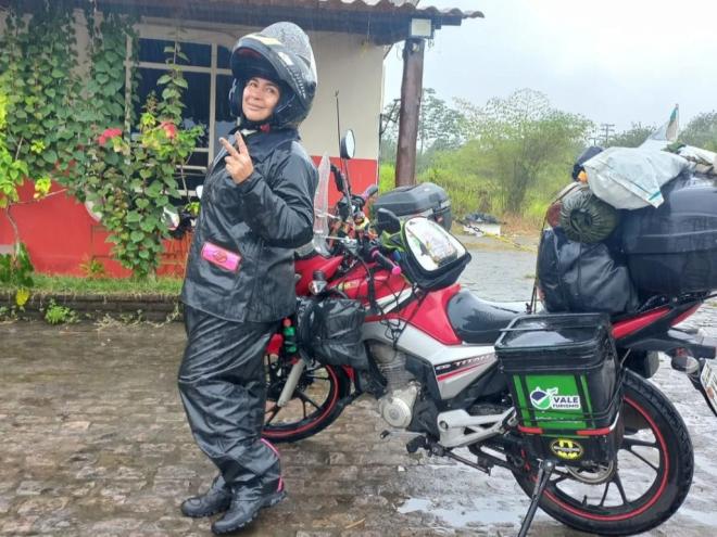 Márcia Leitão e sua motocicleta durante a expedição