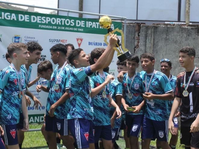 Davi, capitão do Asseeva/RPS levantou o troféu do sub-13 junto com seus companheiros