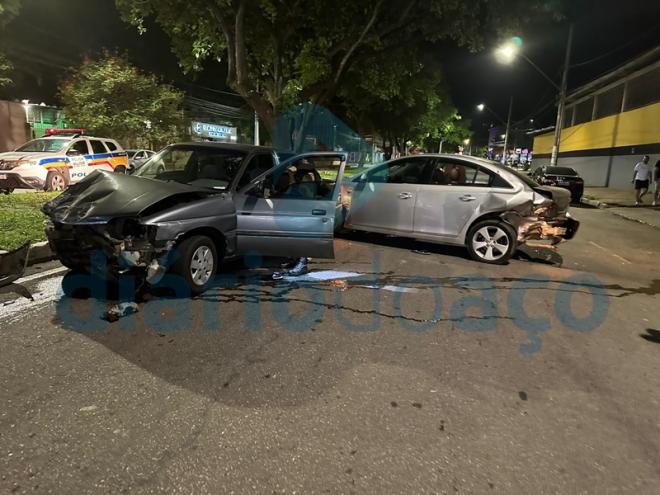 Ambos os carros tiveram danos generalizados na colisão provocada pelo menor de idade que tinha furtado o Ford Verona