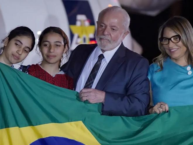 Lula: ''Tem mais gente na Cisjordânia e na Faixa de Gaza. Enquanto tiver lista e possibilidade da gente tirar uma pessoa, mesmo que seja uma só, a gente estará à disposição para mandar buscar as pessoas. Não vamos deixar nenhum brasileiro ficar lá por falta de cuidado do governo''