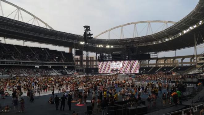 Permissão para entrar com garrafinha d'água e pontos de hidratação nos shows: Medida foi anunciada após uma jovem passar mal e morrer durante o show da cantora Taylor Swift no Rio de Janeiro