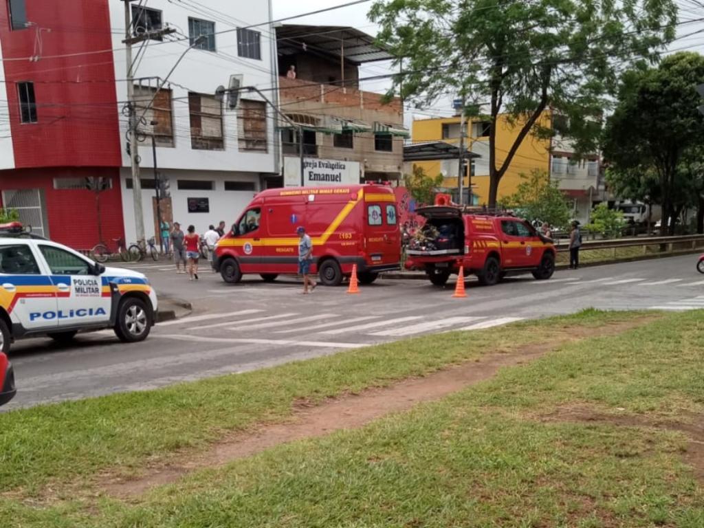 Equipes do Corpo de Bombeiros prestam socorro a motociclista que caiu em galeria em Ipatinga