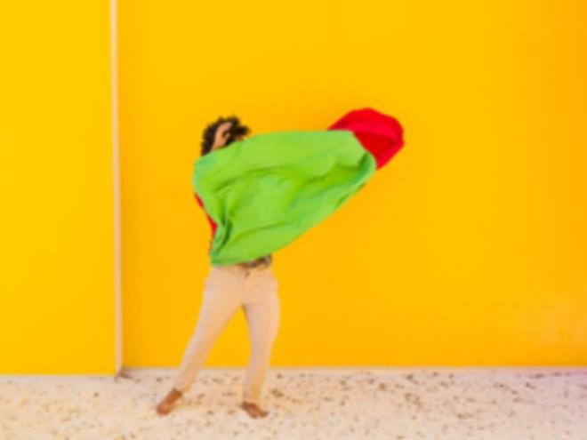 As cores dominam instalações, pinturas e esculturas