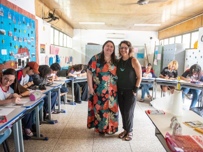 A professora e a artista em sala de aula: trabalho focado