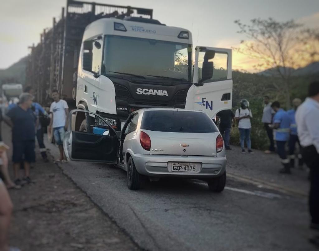 Motorista do caminhão Scania disse que trafegava normalmente, quando Celta invadiu a contramão e não teve como evitar a colisão