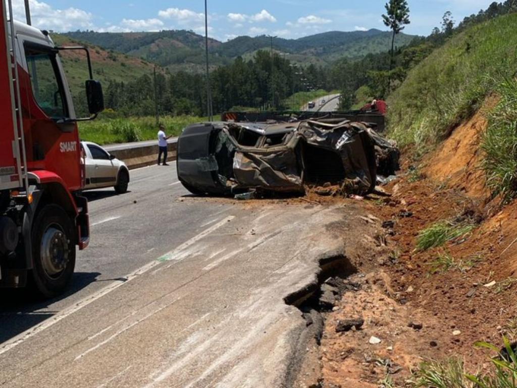 Colisão envolveu três veículos e essa caminhonete parou capotada 