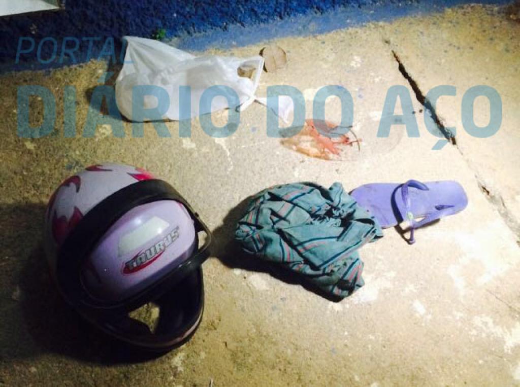 Apreendidos capacete e roupas sujas de sangue
