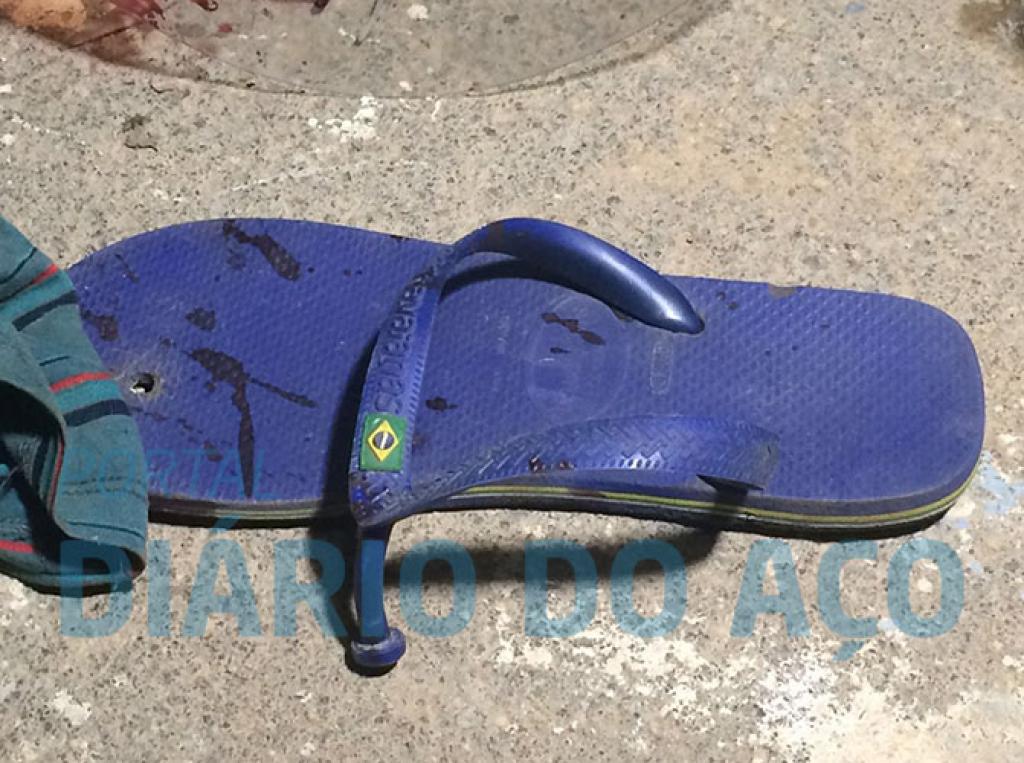 Chinelo supostamente usado por um dos assaltantes 