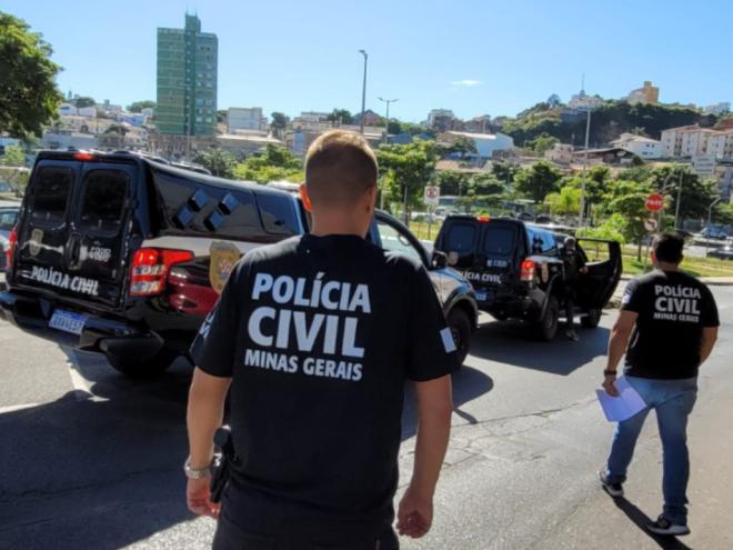 Casa desaba, e três pessoas morrem soterradas em Caratinga (MG