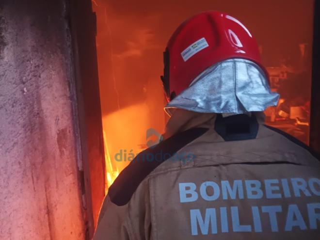 O fogo teve início no segundo pavimento da residência incendiada