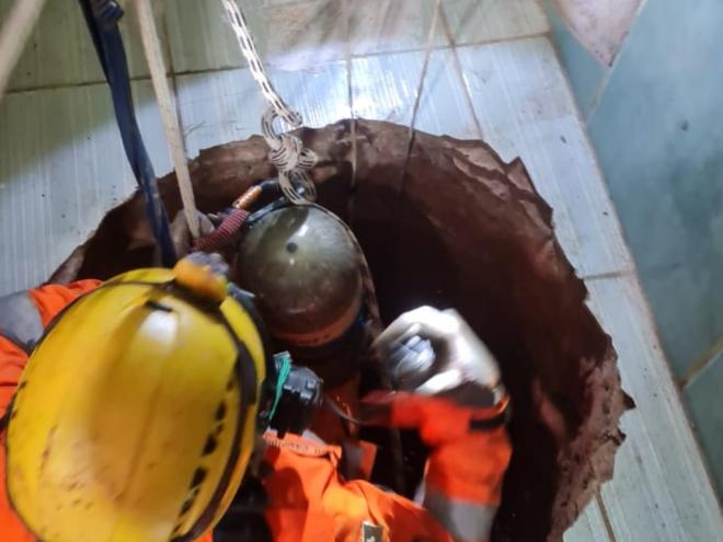 Bombeiros retiraram o corpo da vítima do buraco