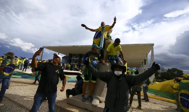 Envolvido no protesto faz selfie: imagens postadas por eles mesmos foram usadas nos processos que passaram a responder 