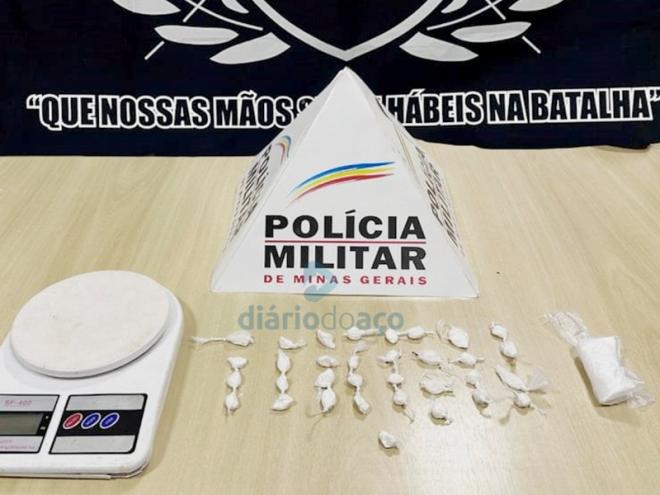 As porções de cocaína foram apreendidas em outra residência
